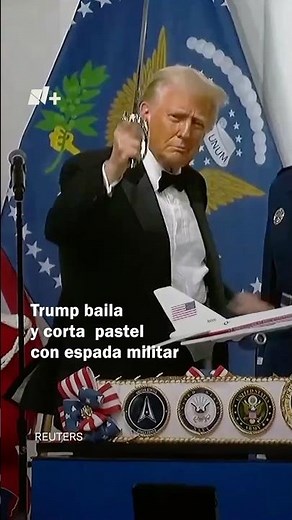 Trump corta pastel presidencial con espada militar y luego baila YMCA #shorts