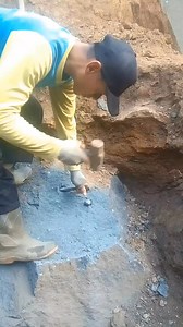 NATURAL STONE Technique for removing stones from large stone bases using chisels #natural_stone #naturalstone #tradisional_manufacture #back_to_nature #stone_quarry #stone #quarry #tutorial | Kang Jampang