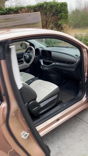 It’s the Fiat 500e ‘La Prima’ 3 1. In Rose Gold! ✨🥂🕺🏼 #fiat #fiat500 #fiat500e #fiat500laprima #evtest #emobility #electric #rosegold #carsoftiktok #fy #fashioncar