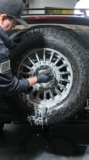 Tire Cleaned ✔️ Wheel Cleaned ✔️ Citrus Power Cleaner Plus RTU & Hot Rims Aluminum Wheel Cleaner ✔️ ✔️ In the Bay with @emotion_engineering #meguiars #offroad #wheels #ReflectYourPassion