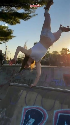sHe danced again on the rollerskating #viral #skateboarding #skate #skateboard #rollerskating