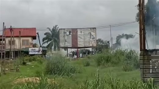 🟡 WIHIA POLITIQUE – MISE AU POINT (DOUALA 5e) Selon une communication officielle de la Délégation régionale d’ELECAM, les tensions enregistrées ce jour à Bonamoussadi (Douala 5e) seraient parties d’un incident survenu au sein de l’antenne communale. Un homme de passage aurait surpris des agents en train de ranger et nettoyer les urnes utilisées lors du scrutin, en vidant leur contenu (bulletins et enveloppes). Pensant à un bourrage d’urnes, il aurait alerté des mototaximen et badauds, provoquan