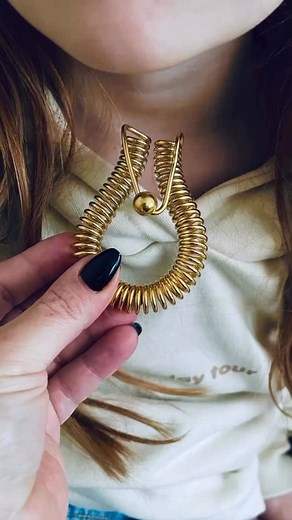 🌿✨ The Power of the Feedback Loop ✨ The Feedback Loop may help draw out disharmonious energy from the body or aura and transmute it into a beneficial form — restoring balance and flow. 🌸 When combined with the Acu-Vac Coil, it can further support energy clearing and relief in areas of discomfort or tension. Want to learn more about how these tools work? Sign up for our newsletter or blog — link in bio! 💛 #feedbackloop #slimspurling #energytools #quantumenergy #quantumhealing #energyhealer #ho