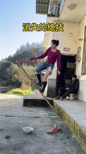 Showcasing amazing skills, leaving passersby confused, this is too funny!