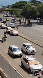 #Comunidad//Parqueaderos vacíos y carros en la calle en San Pedro Plaza En Neiva, se ha evidenciado una situación que genera inconformidad entre la comunidad: aunque los parqueaderos del centro comercial San Pedro Plaza permanecen desocupados, muchos conductores de vehículos particulares optan por dejar sus carros en la vía pública. La denuncia fue realizada por un seguidor de LUCHO NOTICIAS, quien señaló que esta práctica no solo afecta la movilidad en las calles aledañas, sino que también gene