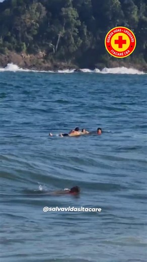 Guarda Vidas Itacaré on Instagram: "🚨 RESGATE NA PRAIA DO RESENDE, ITACARÉ/BA Na tarde de hoje 03/01/2026, um turista foi surpreendido por uma corrente de retorno enquanto tomava banho de mar na Praia do Resende. A força da corrente arrastou a vítima para fora da área segura, exigindo rápida intervenção dos salva-vidas de plantão. Os salva-vidas @rafax073 , @ray_rv9 e @sizinio.neto iniciou imediatamente o resgate. Devido às condições do mar e à localização da vítima, os salva-vidas precisaram c