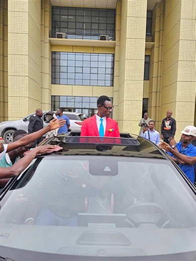 🏆🇨🇩 A leading figure in African football, Congolese supporter Lumumba Vea, whose real name is Michel Kuka, was honored this Wednesday, January 21, in Kinshasa. 🚗 The Minister of Sports presented him with a vehicle, acknowledging his media impact, popularity, and commitment throughout the Africa Cup of Nations. 👏 A powerful gesture that recognizes a supporter who has become a symbol of passion and unity for the entire nation.