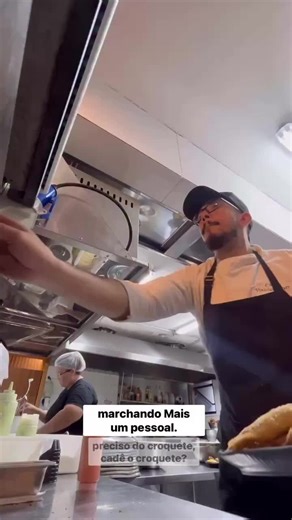 CADÊ A PORRA DO CROQUETE???? E eu errei, eles foram fritar o croquete após a QUARTA vez que eu falei, PRECISEI FALAR QUATRO VEZES EM ALTO E BOM SOM PRA SER COMPREENDIDO. Pap! (Detalhe : demorou 8 minutos) #cooking #chefslife #restaurante #hellskitchen #gastronomia @Chef Vinicius Meyer