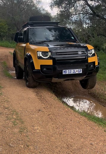 “It’s a defender, it can defend itself” 🔥🔥🔥 #fyp #explore #defender #carsoftiktok #viral