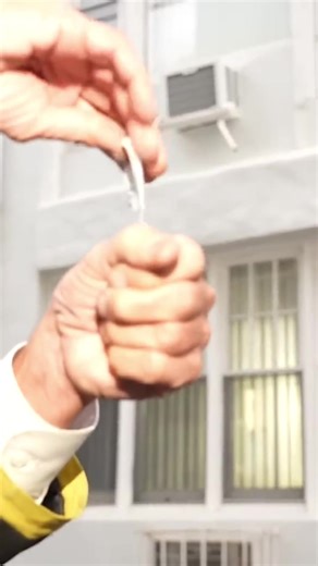 D’Aydrian Harding (@daydrianharding)’s video of salt in hand magic trick