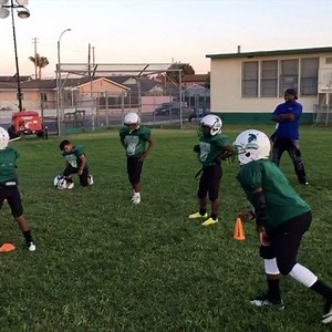 Teaching! 🗣👏🏽👏🏽 @theesouthbayspartans #bestfootballworkouts @playmakerfootball @middleschoolphenom | Best Football Workouts