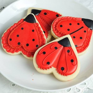 Love Bug Cookies for your Valentine. Follow my step by step tutorial to learn how to make them https://www.youtube.com/watch?v=VhNZ-m6IzRQ #hanielas #cookies #decoratedcookies #ladybug #lovebugvalentine #valentinesday #foodart #royalicing #redroyalicing | Haniela's