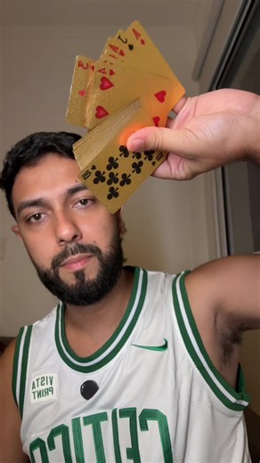 Baralho Dólar Dourado: luxo e estilo para suas partidas! Transforme seus jogos com o baralho dourado à prova d’água, inspirado na nota de 100 dólares 💵. Perfeito para poker, truco, blackjack e jogos em festas, esse baralho premium combina resistência, durabilidade e um visual sofisticado que chama atenção em qualquer mesa. 🔥 Destaques do produto: ✔️ Material resistente e impermeável ✔️ Design exclusivo dourado estilo dólar ✔️ Ideal para poker, truco e jogos de cartas ✔️ Perfeito para festas, p