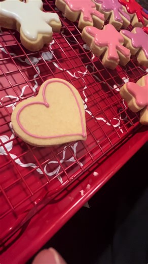 Let me know which you prefer on your sugar cookies; royal icing or fondant?? #royalicingcookies #cookieart #fondantcookies #madisonwi #cookiesoftiktok