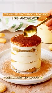 TIRAMISÙ PROTEICO e LOW FAT ✨ con soli 7 ingredienti ✨ VEGETARIANO ~ SENZA UOVA 🌱 Fin da piccolo, il mio dolce preferito è sempre stato il tiramisù e col tempo ho imparato a prepararlo in tante e diverse varianti, anche più salutari! Questa ne è un esempio 😍 Si prepara con pochi e semplici ingredienti: savoiardi, caffè e cacao, yogurt greco al posto del mascarpone (io consiglio quello con 0% di grassi) unito ad un cucchiaio di miele (o dolcificante preferito) e ad ALTRO EGGS MIX di @altrofood 