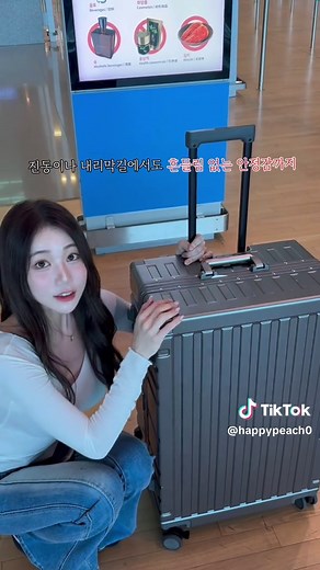 여러분 저 여행가다가 번호.. 아니! 캐리어 따였어요 ✈️ 캐리어 유목민들! 튼튼한데 예쁘고 기능 좋은 캐리어 찾으시나요? 스탁사인에서 새로 나온 신상 캐리어 “파비스“캐리어와 함께 일본 여행 다녀왔는데 내부 외부 모두 튼튼해서 그런가 기스없이 위스키도 안깨지고 안전한 여행 다녀왔어요 💭 실제 역사에 쓰였던 방패🛡️ 소재로 제작된 #튼튼한캐리어 🛞 바퀴 스토퍼 기능까지 있어서 바퀴 잡아주어서 제자리에서 고정 기능과 바퀴 스프링 기능도 있어서 바퀴와 본체 연결 부위에 스프링이 내장되어있어 충격 완화 까지! 🔋 캐리어로 핸드폰/아이패드 충전까지 가능! 💡 led 점등까지..✨ 캐리어에 스탁사인 로고까지 있어서 그런가 명품캐리어 같은 고급스러움에, 캐리어 찾기도 쉬었어요 🖤 #여행 #여행지추천 #캐리어