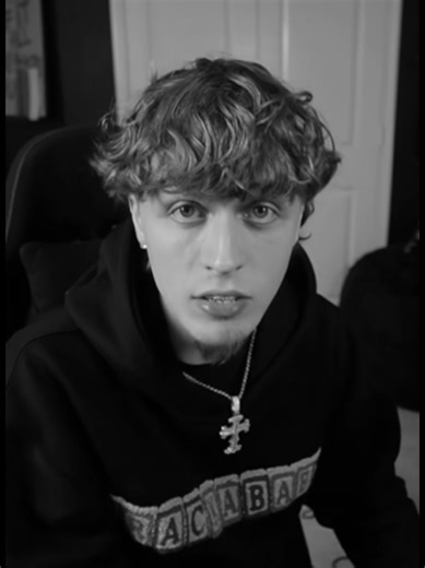 Never chase a woman who ghosted you—just keep it moving. There’s plenty more fish in the sea. #dating #dark #datingtips #datingadvice #classicsmedia