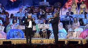 A fost o seară magică pentru mii de clujeni. Celebrul violonist şi compozitor olandez, André Rieu a concertat în capitala Transilvaniei pentru prima oară. Entuziasmaţi, miile de spectatori au cântat într-un glas alături de Andre Rieu. Iar la un moment dat chiar au transformat Sala Polivalenta într-un imens ring de dans. | TVR Cluj