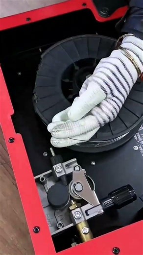 Here's a tutorial on installing the welding wire spool for MIG welding!Gasless secondary welding