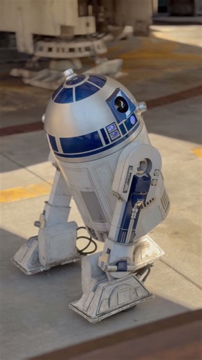 R2-D2 at Star Wars: Galaxy’s Edge!