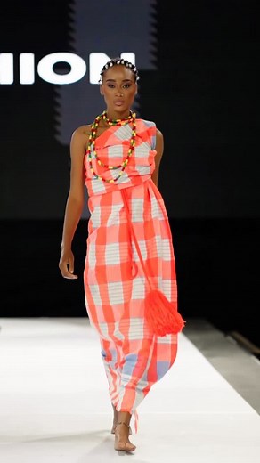 FANCY AFRICA MOZ & BRASIL on Instagram: "O segundo dia dos desfiles do Fancy Africa 2025 ganhou um brilho especial logo na abertura, marcada por um momento histórico: a estreia da primeira estilista guineense a pisar a nossa passarela. @aurora_fashion06 Com ousadia, ancestralidade e identidade, ela trouxe para o palco uma energia única, entre cores, texturas e narrativas que ecoam a força da Guiné-Bissau. O público foi envolvido por um desfile que não só apresentou moda, mas também contou uma hi