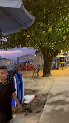 📸 A Night Walk at Legian Beach 🌊✨ This video was taken a few nights ago in Legian. At the beginning of the video, I started in front of Bali Niksoma Hotel, with Mozzarella Restaurant just across the street. From there, I walked along Legian Beach, enjoying the calm evening vibes and ocean breeze. 🌴🌺 I hope this video gives you a little glimpse of the current atmosphere here — especially for those of you who miss this place or are planning to stay here during your holiday. 🏖️✨ 💬 Have you ev