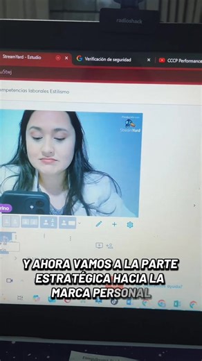 ✨ Hoy me preparo para una sesión muy especial. Ella ya tomó cursos, entrenamientos… y ahora, vamos a dar el siguiente paso: construir su marca personal desde la verdad de su historia. 🎯 Porque cuando una clienta decide trabajar su imagen no solo quiere verse bien. Quiere ser recordada, reconocida, y sobre todo: coherente. Cada vez que lanzo un nuevo servicio, me emociona ver cómo mis clientas lo celebran antes que yo. Porque saben que no están comprando un producto. Están eligiendo un acompañam