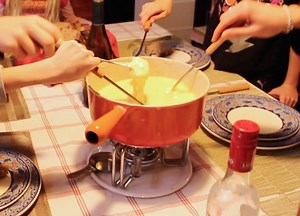 La vraie fondue au fromage suisse moitié-moité fribougeoise