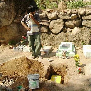 1.3M views · 23K reactions | Depuis 15 ans, cet homme enterre des bébés qui ont été avortés. Mais quand il repense aux mères, il fait quelque chose d’incroyablement généreux. | Féroce | Facebook