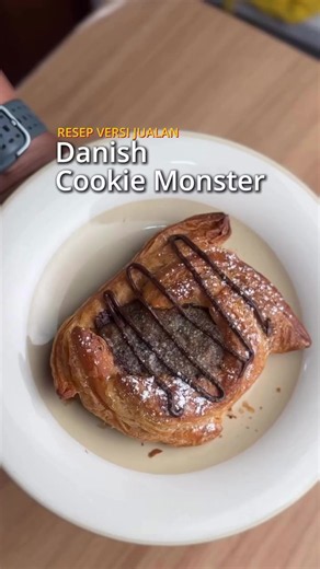 Danish pastry dengan isian cookie dough dan chocolate filling— produk yang bisa bikin orang berhenti scroll. Saya pilih resep ini karena: 1️⃣ Visual-nya kuat banget — flaky, berlapis, ada lelehan coklat, ada crumb — orang langsung mau 2️⃣ Tekniknya bisa dipelajari dalam satu kali trial tanpa alat khusus 3️⃣ HPP-nya di bawah Rp 10.000, dijual Rp 25–30rb cuannya Rp 15–20rb per pcs 4️⃣ Bahan bakunya mudah didapat — tidak ada yang harus impor atau indent 🥐 Danish Shell • Danish Pastry Sheet 22x22 c