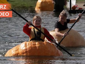Glitschig, wackelig, spaßig: Im Kürbis über den See paddeln