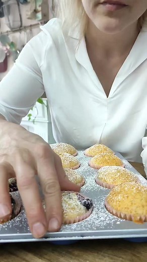 Fantastické čučoriedkové hrnčekové muffiny z jogurtového cesta #recept- https://recepis.sk/2023/04/28/cucoriedkove-hrncekove-muffiny-z-jogurtoveho-cesta/ #jogurt #cucoriedky | Recepis.sk