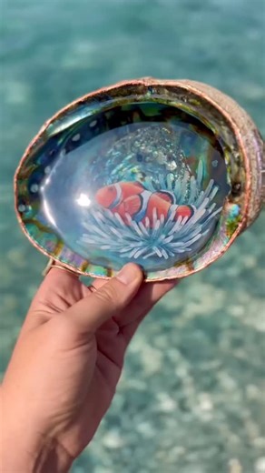 oofDynasty by BVIRAL | Painting a Clownfish with Anemone in Resin Layers inside an Abalone Shell 🎥 @danielleburnsideart | Instagram