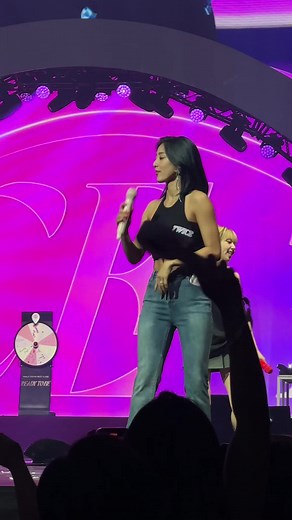 WE GOT ROLLIN !!!!!! YAAAAAAAS Jihyo SLAAAAAY ft momo falling lil #twice #twicetour #jihyo #momo #twicechicago