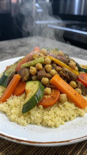 Bouillon de couscous au paleron (recette du cœur 💛) Le secret d’un couscous qui embaume toute la maison ? C’est pas la semoule, c’est le bouillon. Celui qu’on prépare avec amour. 🥕 Recette pour 5 personnes : 1 kg de paleron un filet d’huile d’olive un ½ oignon 3 carottes 2 courgettes 2 pommes de terre vapeur une boîte de pois chiches une grosse cuillère de concentré de tomate 2 c.à.c de ras el hanout rouge, 1 c.à.c de poivre rouge ou de piment doux. Je fais dorer la viande sur toutes les faces