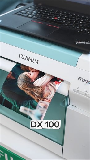Fujifilm Argentina by I&I on Instagram: "📸✨ La FUJIFILM Frontier DX100: calidad profesional en cada impresión. ✨📸 En un rubro donde la excelencia marca la diferencia, la Frontier DX100 se consolida como una aliada indispensable para negocios fotográficos que buscan velocidad, precisión y color inigualable. 🌈 🎬 Mirá el reel y descubrí las 3 características principales que hacen de esta impresora un equipo único: Si querés llevar tu servicio al siguiente nivel, 