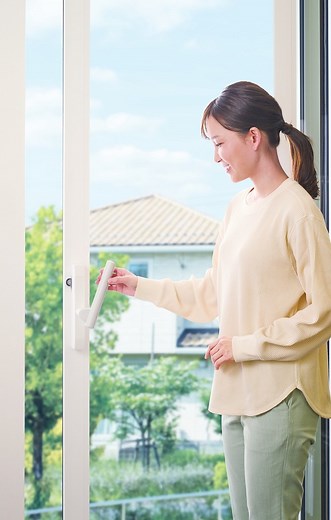 YKK AP 公式 on Instagram: "窓の開け閉めがラクになる「サポートハンドル」、ご存知ですか？ マイホーム計画中のみなさん📢 高断熱・高気密の窓を選びたい⤴ リビングは天井高サイズの大きな窓にしたいな♪ とお考えの方も多いのではないでしょうか？ ふだん何気なく開け閉めしている窓ですが、窓の性能やサイズがアップするにつれ、開け閉めの際に少し重みを感じてしまう場合も…。 YKK APの樹脂窓 APWシリーズでは、人が出入りできるサイズの窓（引違いテラス戸）で、窓の開け閉めをサポートする「サポートハンドル仕様」をお選びいただけます。 ここがポイント！☝️ ●握りやすく持ちやすいハンドル ●開ける時はサポート部品が窓を押し出し、手や指にかかる重量感を約1/3に低減 窓選びの際はぜひご検討くださいね。 #YKKAP #YKK #APW #APW330 #APW430 #樹脂窓 #窓 #窓選び #引違い窓 #掃き出し窓 #サポートハンドル #マイホーム計画中の人と繋がりたい #マイホーム"