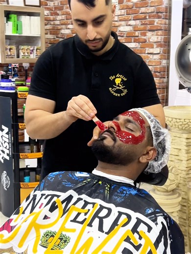 Bhai sach bolu… main sirf haircut ke liye gaya tha Lekin jo experience mila na… full VIP treatment nikla Sirf 50 QAR mein complete grooming package 💯 Isme milta hai: ✂️ Haircut 🧔 Beard trim & shaping 💆‍♂️ Hair oil treatment 😮‍💨 Steaming facial ✨ Face scrub & face mask 🪒 Face waxing 😂 Nose strips (yes bhai, woh bhi!) 💦 Hair wash & professional drying 💺 Relaxing chair massage Matlab ek hi jagah pe head to toe full fresh, clean aur premium look Honestly… 50 riyal mein itna sab milna = tota