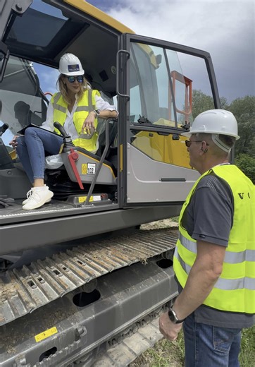 Excavatorul cu șenile VOLVO EC220L a atras toate privirile la Robuild 2025, oferind o demonstrație de forță si precizie. Viitoare generație a acestui excavator va avea comenzi electrohidraulice care oferă un confort sporit pentru operatori. Din luna octombrie următorul model va fi disponbil și în România. Mai multe detalii despre noua generație ne-au fost oferite de Tudor Baciu, Area Sales Manager - Ascendum Machinery Romania Prezența în zona demo a oferit profesioniștilor din construcții oportu