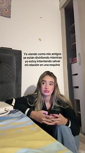 Yo viendo cómo mis amigos se divierten mientras salvo mi relación