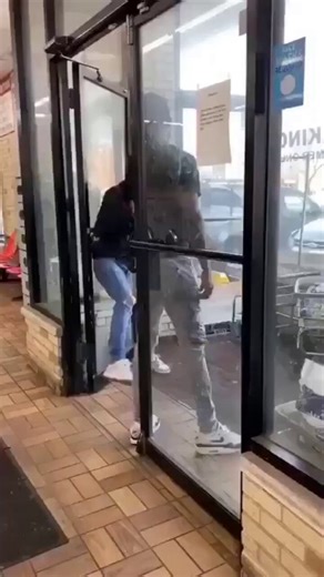 🇺🇸 | Un inmigrante venezolano en EE.UU, quiso junto a su mujer, armar una discusión con el personal de seguridad de una lavandería, GRAVE ERROR, fueron totalmente reducidos y aprendieron como comportarse en un pais ajeno. ¿Apoyas la reacción del seguridad?
