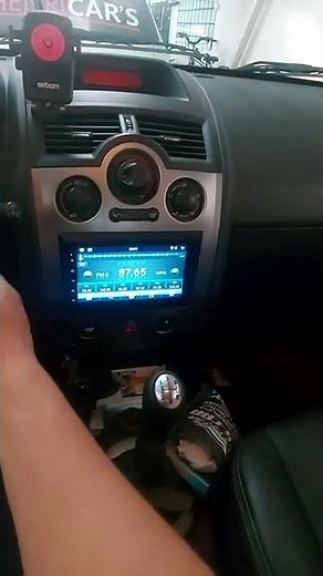 Installation of a Renault Megane multimedia system.