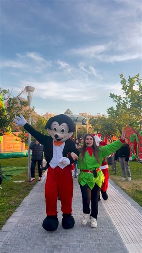 ✨ La magia è iniziata… e domani si continua! ✨ La prima giornata del Natale delle Sirene 2025 ci ha regalato sorrisi, profumi, tradizioni e tanta partecipazione. 🎄 Non perdere il secondo appuntamento! 📍 Villa Comunale – Meta 🗓 Domani 🕙 10:00–13:00 | 15:00–18:00 🎟 Ingresso gratuito 🅿️ Liceo Publio Virgilio Marone Ti aspettano: 🍰 degustazioni gratuite delle eccellenze locali 👩‍🍳 show cooking dei dolci natalizi della tradizione 🎨 laboratori creativi per i più piccoli Un evento che raccont