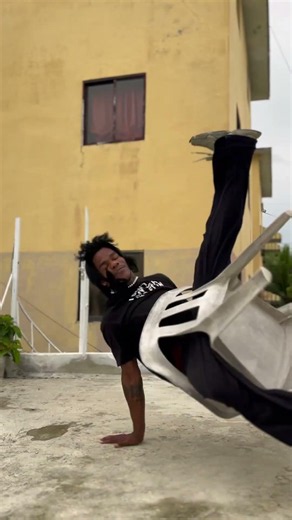 Bailando con la silla después de la escuela #tiktok #humor #dance #funny #shorts