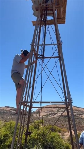 Maintenance work on the northern windmill at the Kokerboom Biological Research Station in Namaqualand. | Johan Marais - Herpetologist and Naturalist