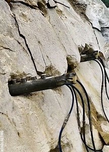 Satisfying process of splitting giant boulders Partner: nonblasting TT: https://www.tiktok.com/@nonblasting Website: https://www.rilonmachinery.com | Bored Panda Art
