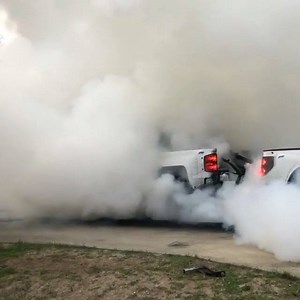 284K views · 6K reactions | Chevy vs. Ford burnout  @illinoisvalleyleasing & @higginsnation1 Refer back to the last video to see just how big this burnout was. #prerunner #lsx #burnout | TruckDaily | Facebook