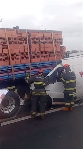 Driver dies after van rear-ends truck on Anhanguera Highway