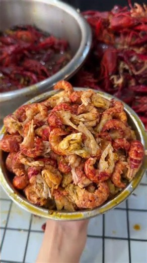 It’s time to eat crayfish without shells. It’s the season to show off crayfish.