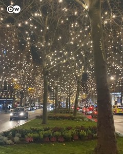 🎄🚌✨ All you need to do to see Berlin's Kurfürstendamm lit up in decorative Christmas lights is hop on a bus! Let us take you along on a ride on this boulevard, passing by Kaiser Wilhelm Memorial Church, the famous Department Store of the West ("KaDeWe"), and Tauentzienstraße shopping street: | DW Euromaxx